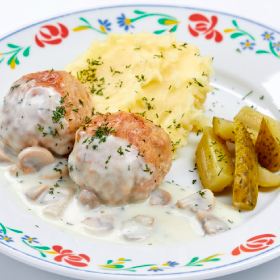 Биточки по-домашнему с соусом с шампиньонами