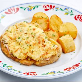 Куриная отбивная запеченная с ветчиной и огурцами