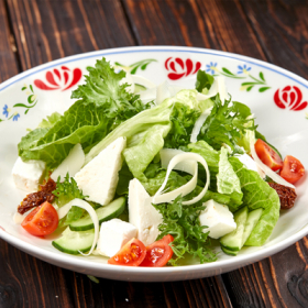 Салат с Адыгейским сыром и вялеными томатами, с бальзамической заправкой