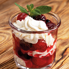 Творожный десерт с соусом из лесных ягод