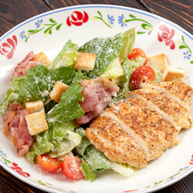 Салат с теплой курицей, с соусом из зелени