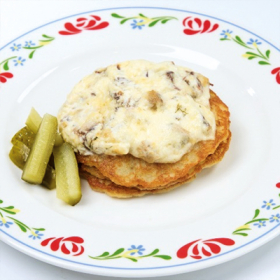 Драники с куриными бедрышками и беконом