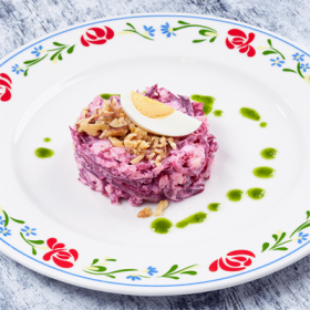 Салат из свеклы с сыром и грецким орехом